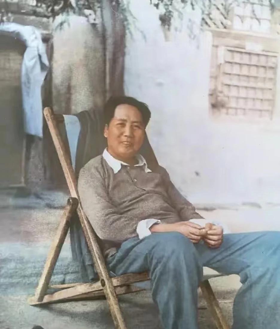 1943年8月8日，伟人在中央党校第二部开学典礼上，深刻剖析了剥削阶级“爱民”的
