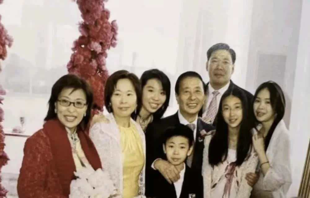 说句实话，李兆基的长女李佩雯感觉很精明的，婚姻都是强强联合的，可不会学李嘉诚不在