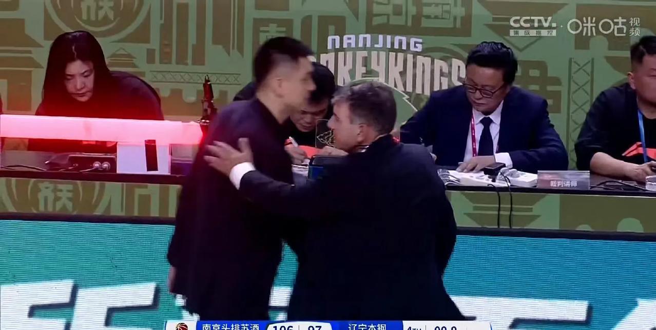 现在看来辽宁、同曦、广州的三方交易是都输的局面！
辽宁队失去郭艾伦队魂和票房没了
