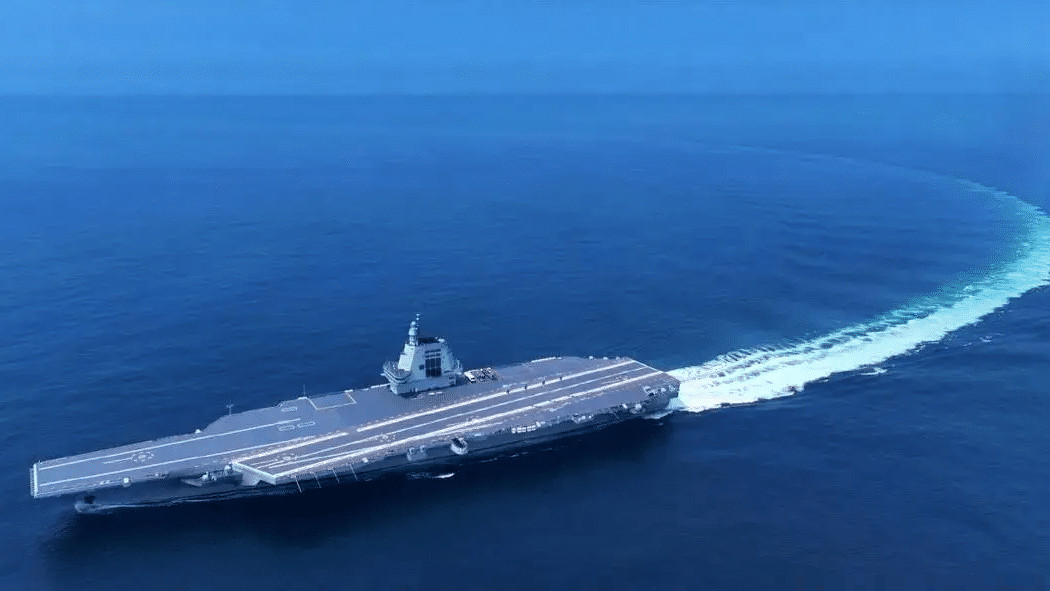 即将首次海试？全球首款电磁弹射准航母“四川舰”，船上彩旗飘飘