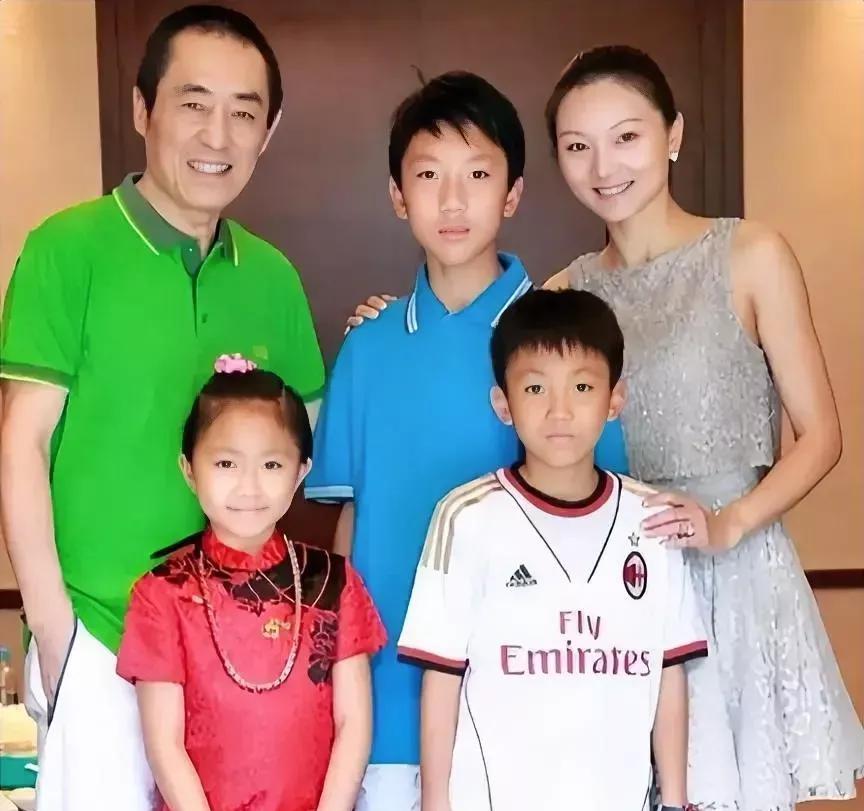 著名导演张艺谋全家福！