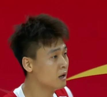 失望！中国男篮主力球员在场上胡打、乱打，郭士强忍无可忍，马上将其换下，并且进行了