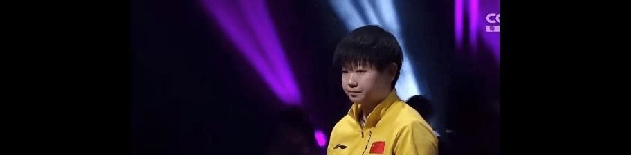 好奇入场时莎莎是怎么做到憋住不笑的！毕竟昨天入场前的仪式简直贴脸开大，又是“吃俺