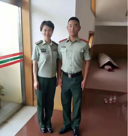 这两位军人的军衔有什么不同吗？一个是绿色，一个是红色。

