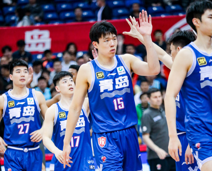 112-96，青岛男篮主场大胜浙江男篮，总比分1-0暂时领先。本场比赛，王睿泽成