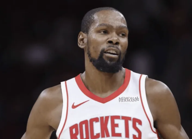 火箭球员凯文-杜兰特在网上与网友互动。
网友1：“那年勇士的进攻场均得分联盟第一