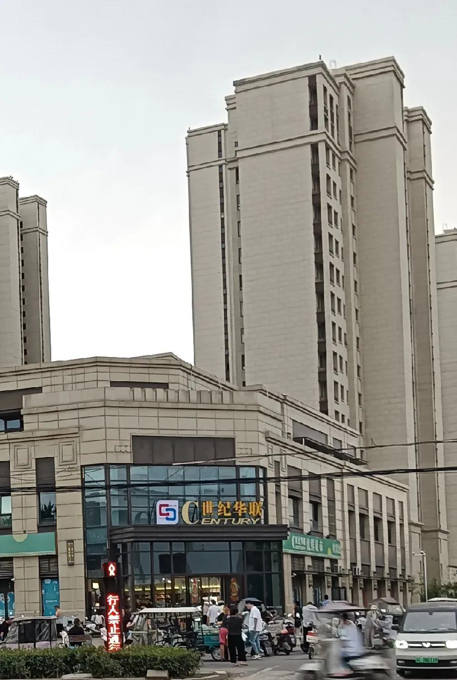 上午去了趟超市，收银台前发生的一件事，让我想了许多。
超市里买好东西后，我等着排