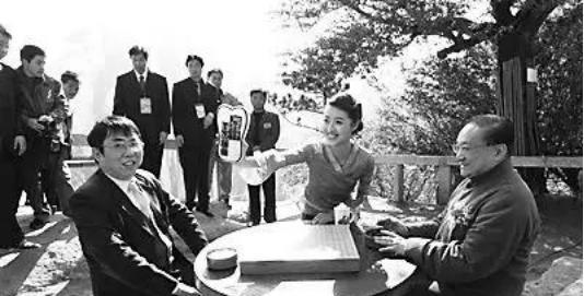 1983年，金庸设家宴款待聂卫平。保姆上了15只大闸蟹，聂卫平狼吞虎咽吃了13只