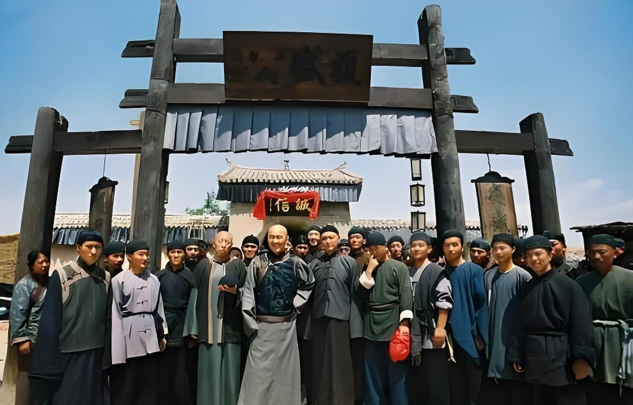 1900年，慈禧来到山西首富乔家，要借十万两白银应急，乔致庸跪倒在地，说：“别说