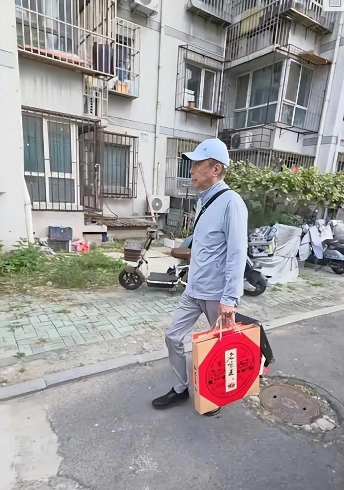 低调的冯巩十五看望哥姐，“父母不在了，哥姐是归途”。太像了，JY强大！