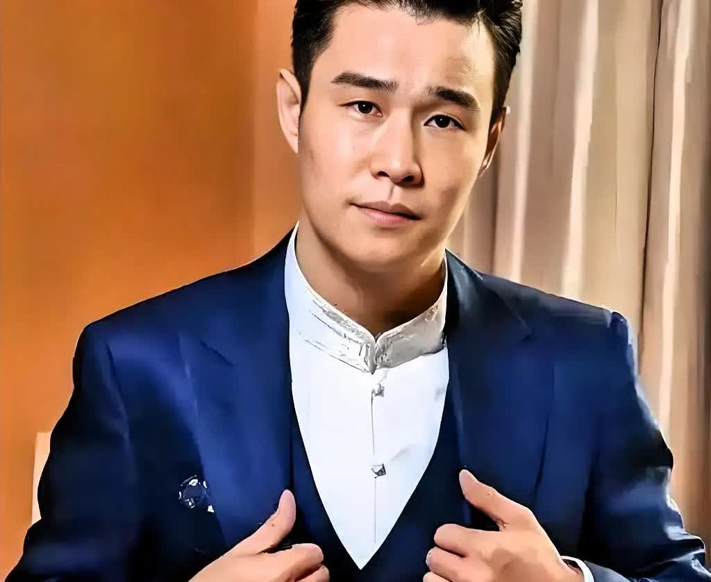 我现在想用一句话形容小沈阳，
“人在家中坐，锅从天上来。”

沈佳润在韩国