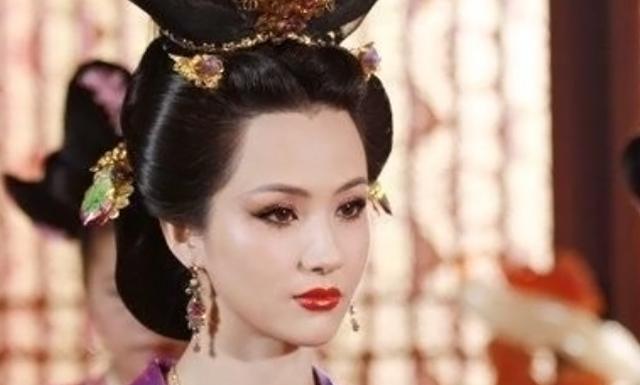 公元1031年，辽圣宗病危，妃子萧耨斤当着辽圣宗的面，指着皇后的鼻子大骂道：“老