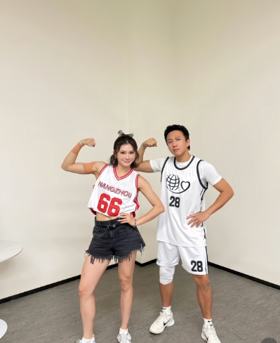 邓超与吴艳妮合影
昨晚，邓超与吴艳妮参加第十三届姚基金慈善赛，两人幕后合影的画面