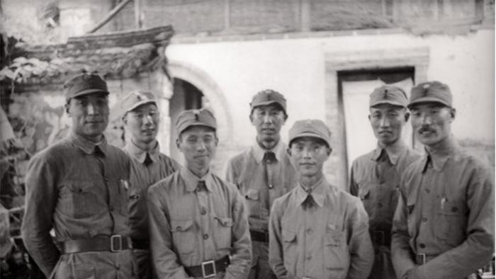 晋察冀合影，聂帅和一众上将靠边站，长期站C位的小个子是谁