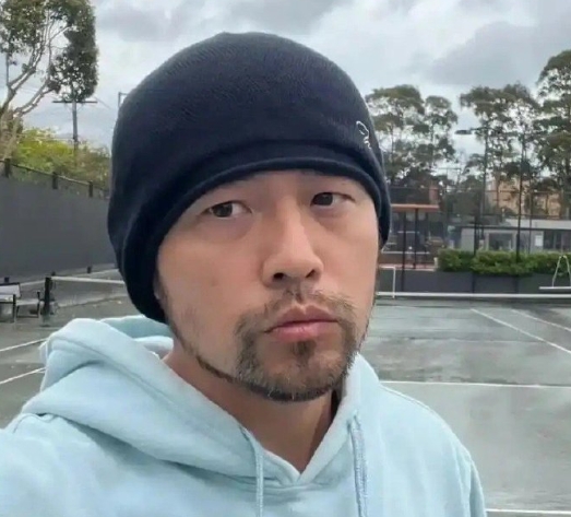 近日，有网友在日本东京街头偶遇周杰伦，我们的音乐才子，如今也老了。
眼袋深重，胡