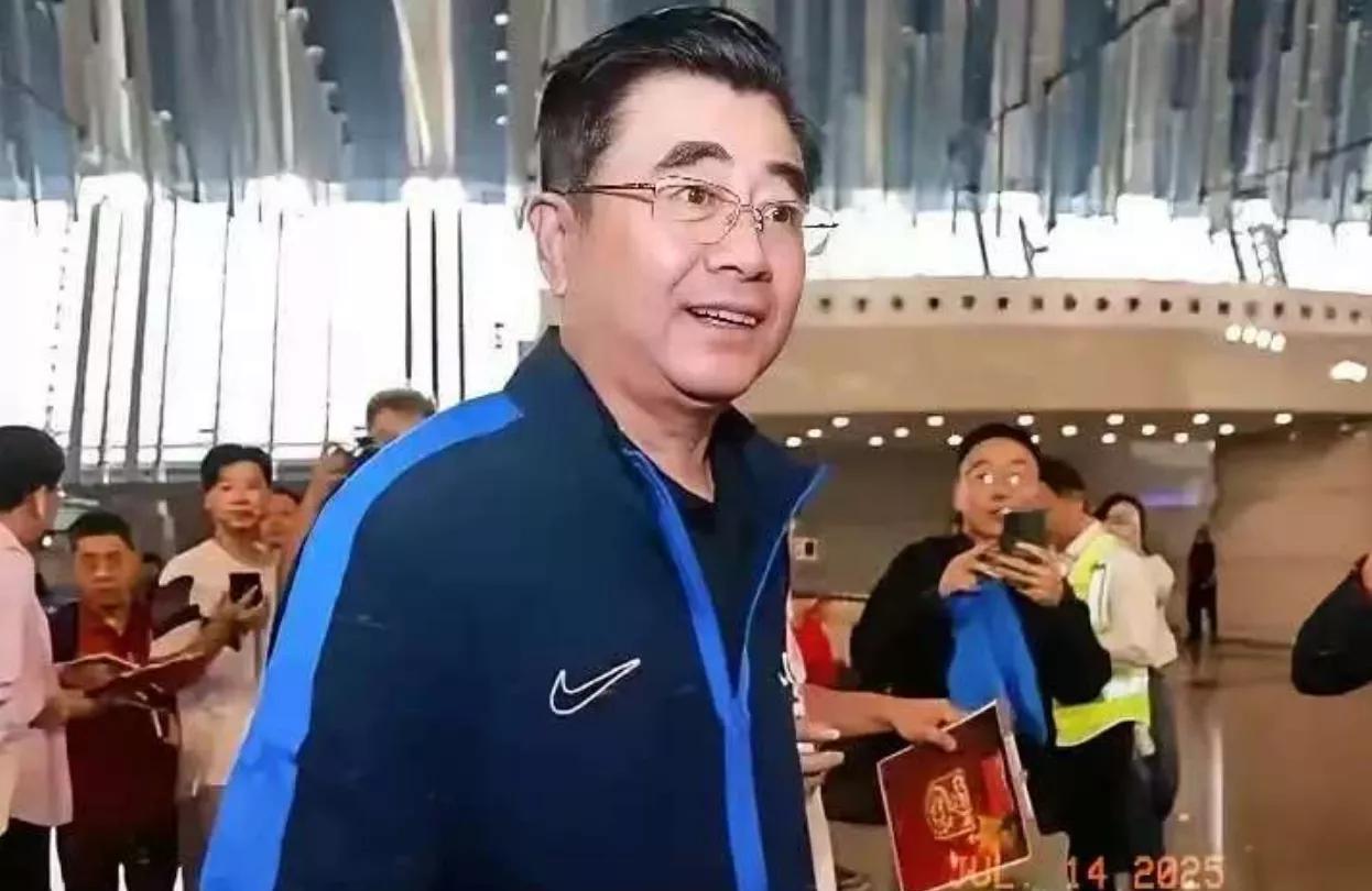国足的赞助商们最近有点愁。比赛打得不顺，赞助也跟着凉了。眼下国足背板上只剩四个老