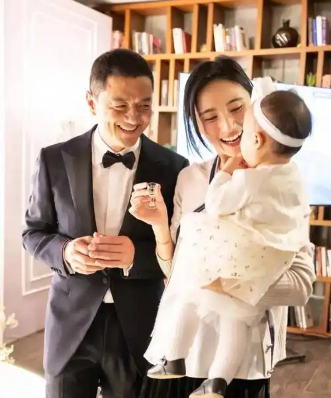 #妻子回应李亚鹏为何不拍戏还债# 李亚鹏老婆海哈金喜回应“李亚鹏为何不拍戏而是直