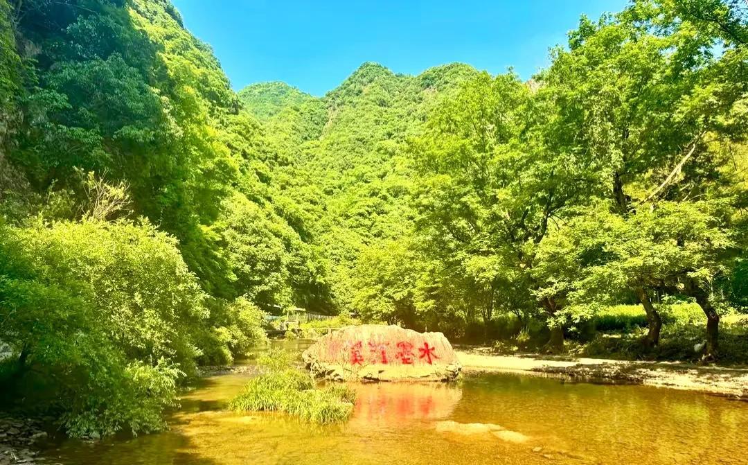         网红“江小隐”在安徽泾县“水墨汀溪”景区拍摄，却不幸溺水身亡，感