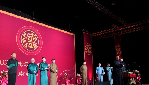郭德纲南非巡演压轴的居然是他。德云社南非巡演落幕，压轴登场的不是新节目，而是郭德