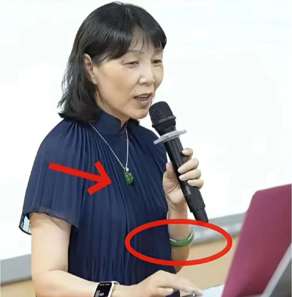 我朋友说，杜建英应该是找人算过，绿色旺她。
所以她经常戴绿色的首饰。
她戴的绿色