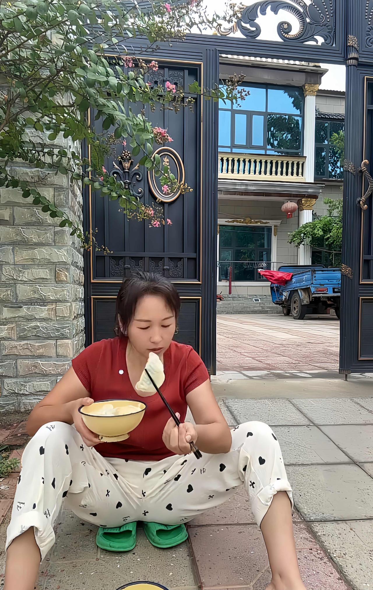 门前吃饺
中原民俗韵悠长，门外用餐岁月长。
脱贫致富家兴旺，旧俗依然绽彩光。
姑