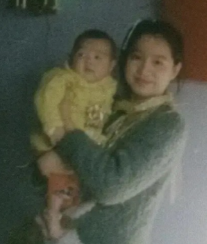 1976年，女知青郭文婷抱着4岁的儿子回到了北京，母亲看着她怀里的孩子直接破口大