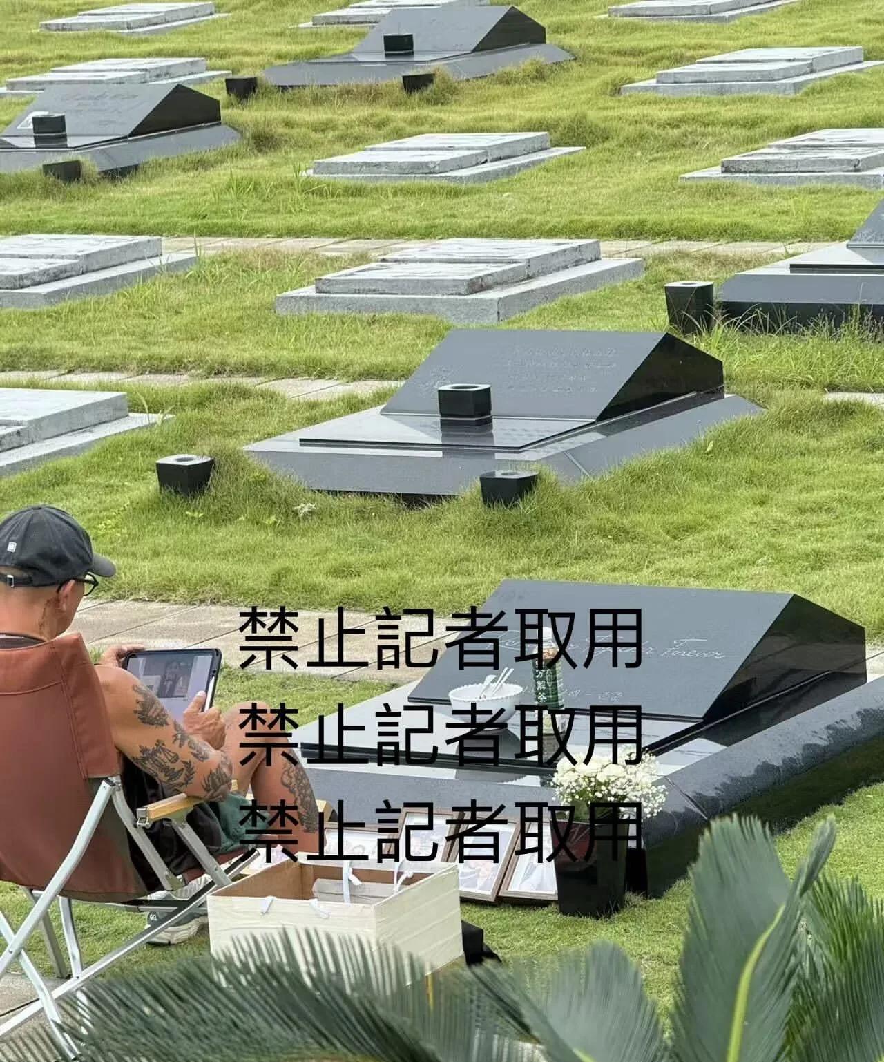 连手中的相片也拿着大S
现在都知道具俊晔每天都在墓园陪着大S了，无惧夏日炎热，他