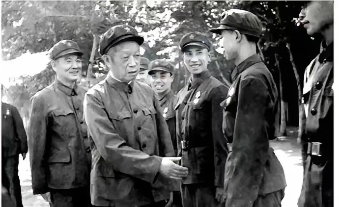 1979年10月，武汉军区司令王必成中将正在查阅文件，秘书急匆匆跑进门，报告：“