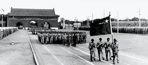 1949年，开国大典前，刘拴虎在天安门广场突然发现一个烟头，而就是这么一个小细节