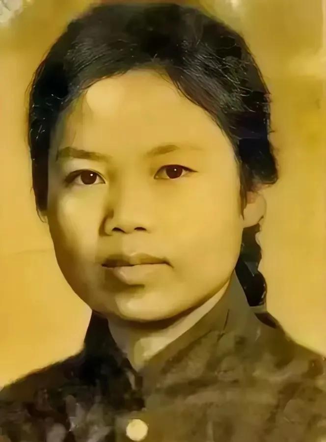 做人不能做曾昭银。
1969年，知识青年李九莲在给男友的信中，表达了对时局的看法