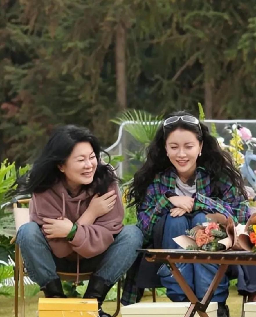 李嘉格这事儿挺有意思的，婆婆和亲妈之间的"过年争夺战"直接上演了五年。要我说啊，