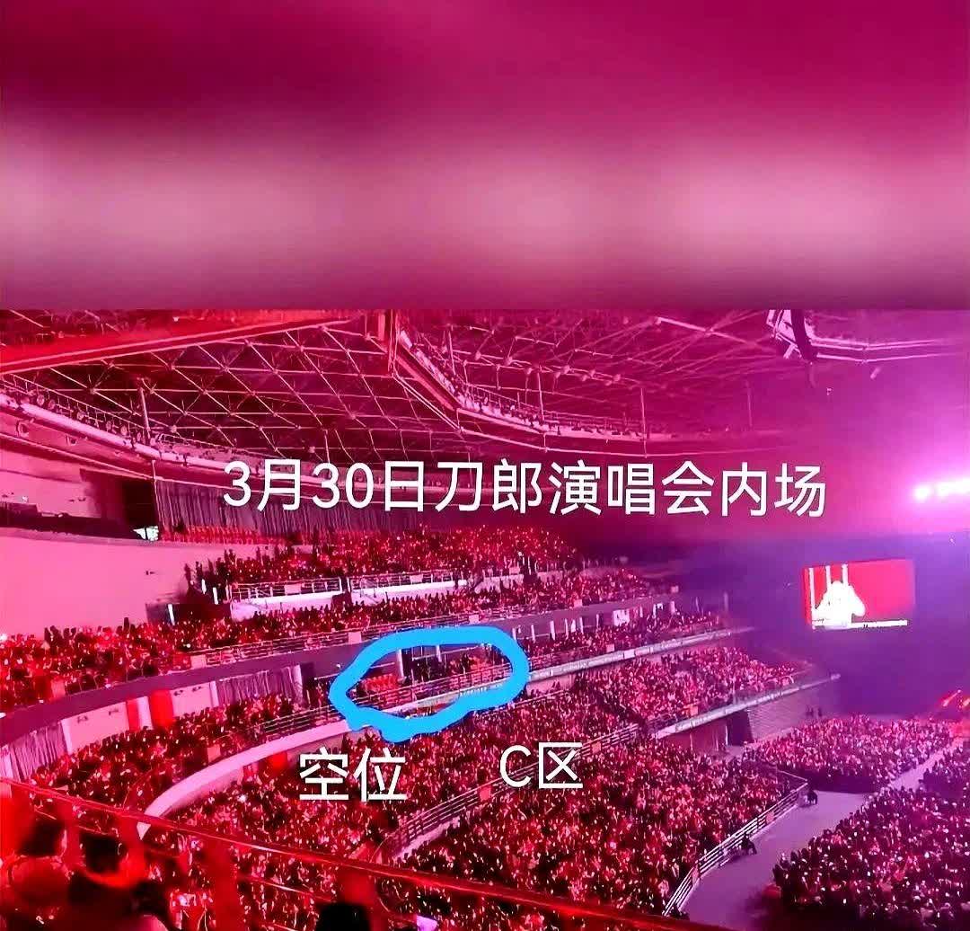 刀郎武汉演唱会第二场中仔细一看就会有个重大发现，那就是虽然外场人山人海，内场有一