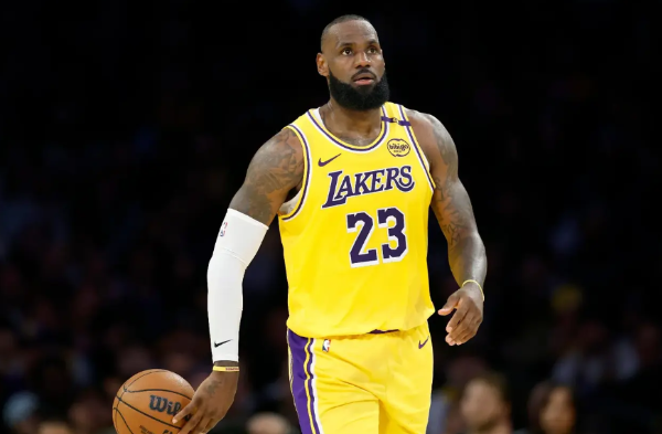 湖人巨星詹姆斯不愧是NBA的招牌球星！今天NBA官方公布了下赛季的揭幕战，其中由