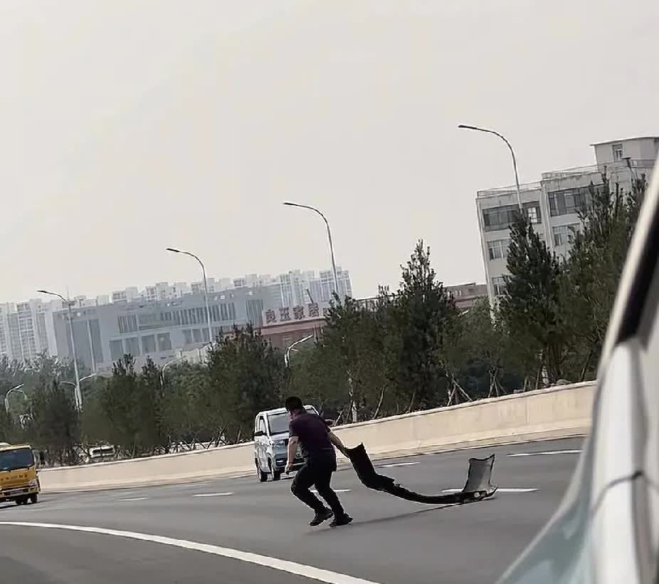 高架桥上，开车的老公突然将车靠边停下了，坐在副驾驶座的老婆正疑惑不解时，老公已下