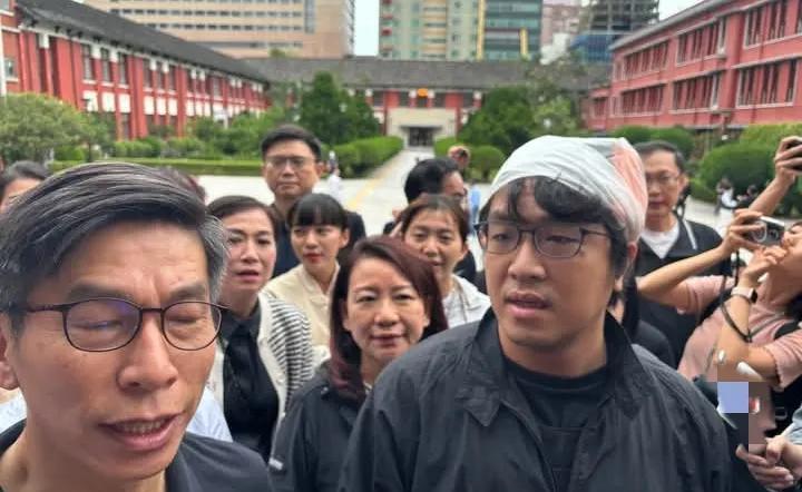 在台湾岛内，把“台独”当做生意来做的人大有人在，大老板曹兴诚以及外号“八炯”的温