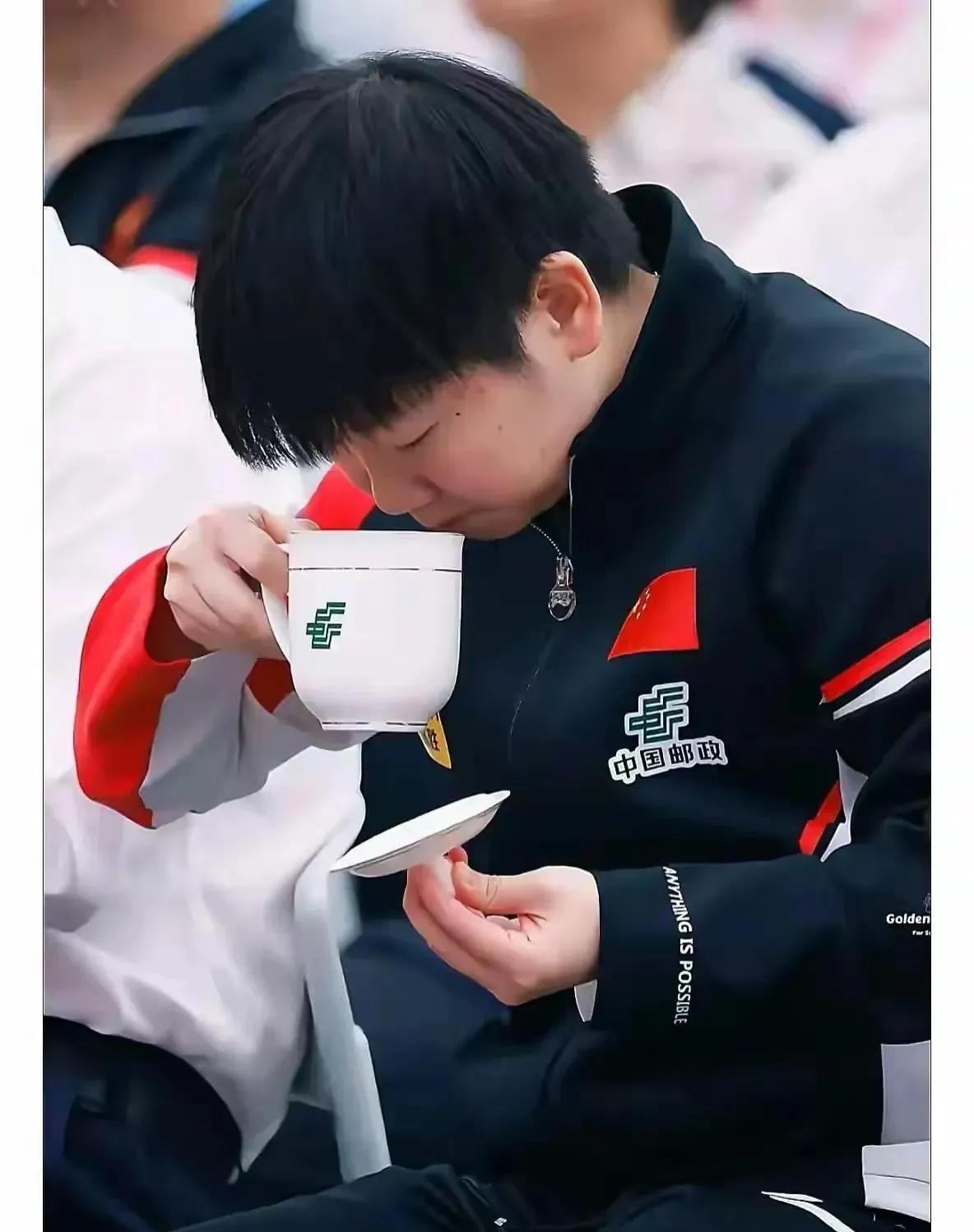 哈哈，莎局开始“上班”咯！大家仔细瞧哈，这体制内喝茶的动作堪称标准典范，那叫一个