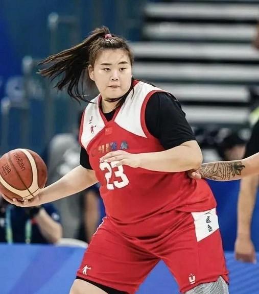 女篮锦标赛首战河南女篮，刘禹彤砍下37分+12篮板；打新疆，疯狂砍下40分+12