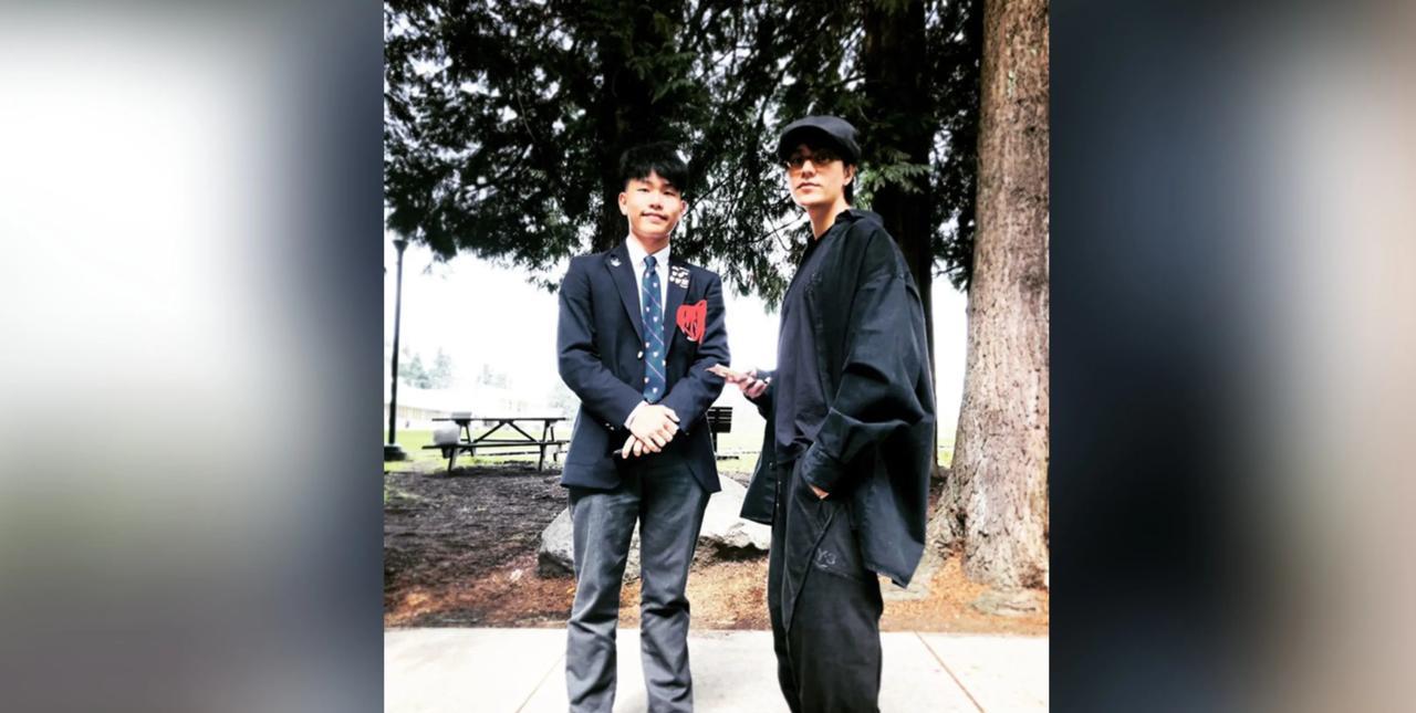陈坤儿子都大学毕业啦！父子合照庆祝，陈坤这脸还是帅得“逆天”，儿子却没遗传到他这