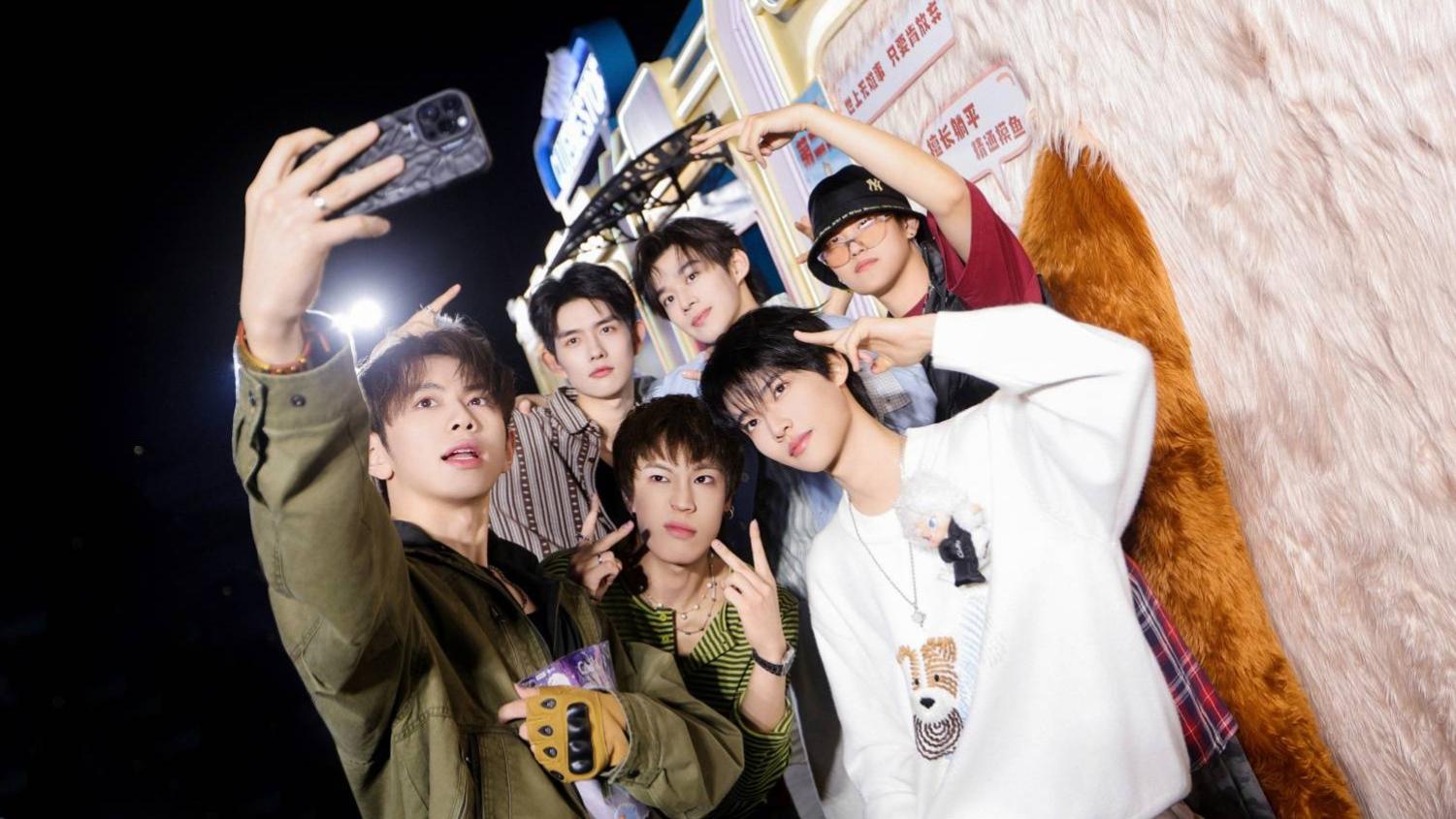 “曜少年”亮相湖南卫视跨年演唱会 红毯首秀展青春活力