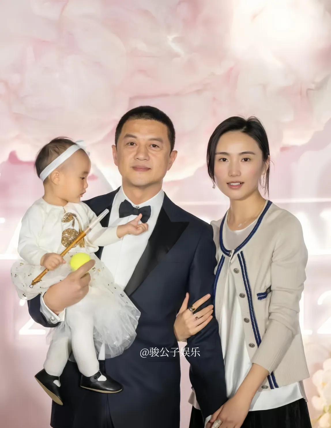 #李亚鹏妻子否认离婚#  最近，海哈金喜发布的搬家视频在网上引起了大家对她和李亚