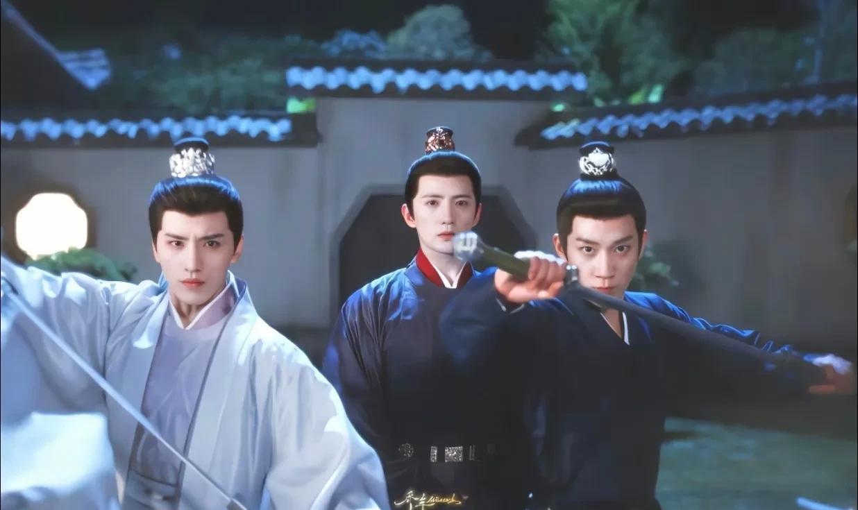 导演太绝了，居然找了个这么帅的当男二
三个人站一起，观众能分得清谁是男主吗？
该