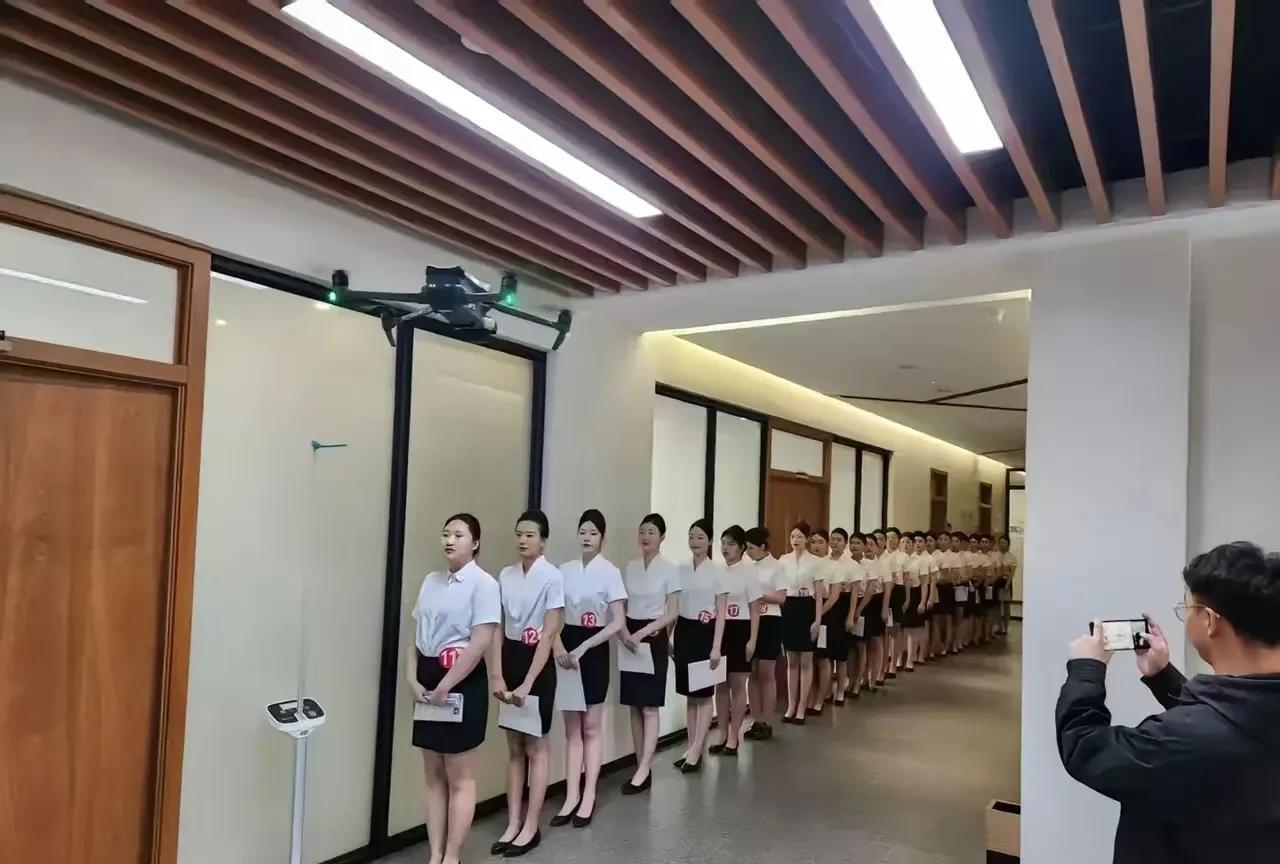 沈阳铁路局在吉林铁道职业学院招列车员了，这是我上午刷到的图片。
这张图片一定是现
