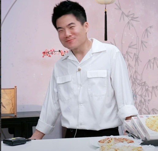 没想到董宇辉被一个披萨商家整破防了[捂脸]
商家给一款披萨起名榴莲菠菠
彪哥念完