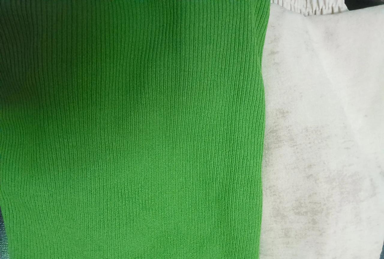我买了一件绿色的衣服，一条浅色的阔腿裤，实在喜欢，回来照着镜子又试穿了一下。我老