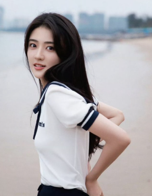 梁洁的这套海边小妆造，这感觉如何？