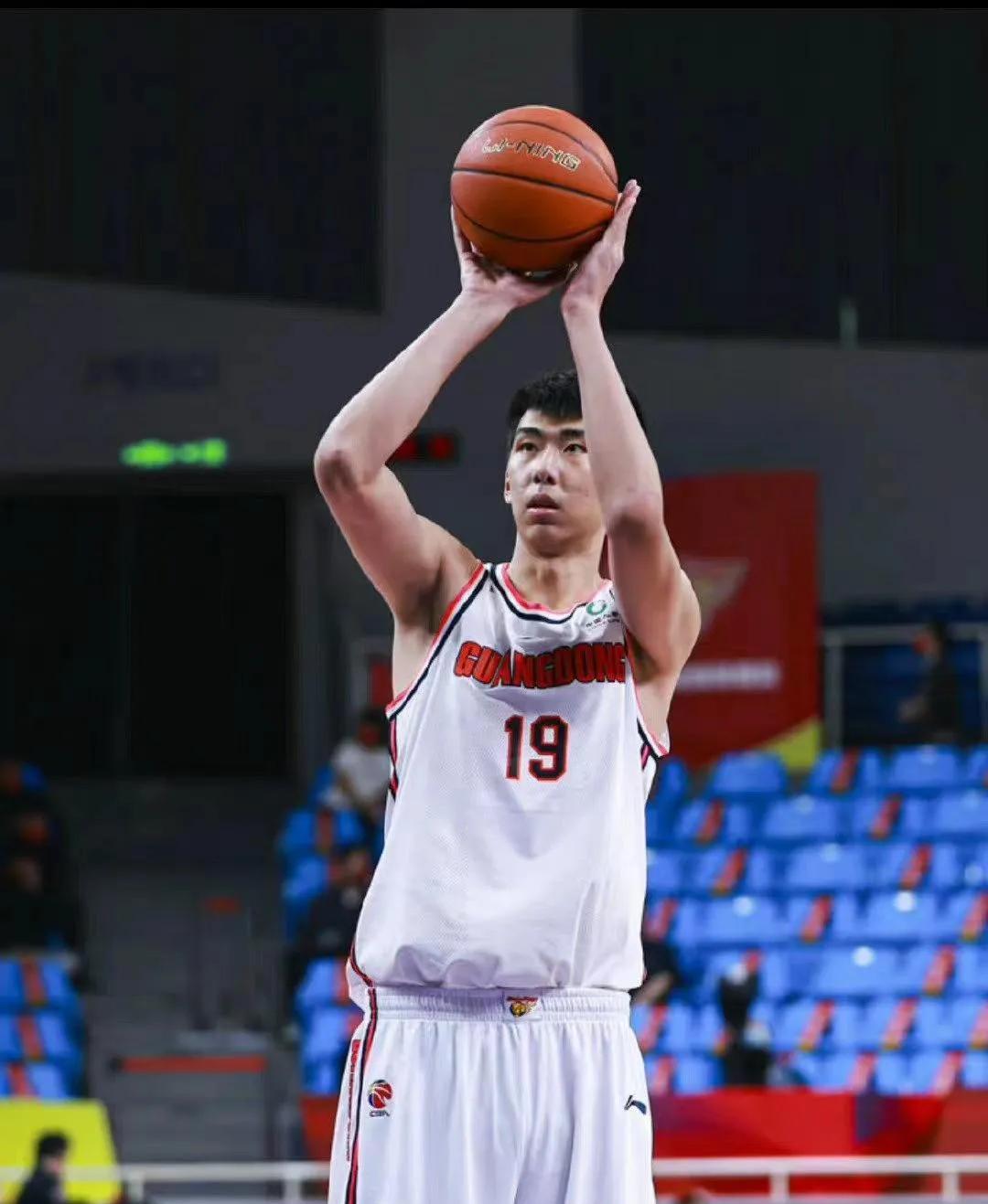 随着杨瀚森成功的登陆美国NBA，相信会激发国内有没想的很多年轻球员向篮球最高殿堂
