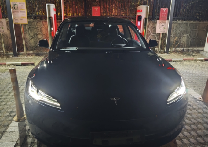 Model 3提车半个月槽点
1.外观还行，就是这牌照放置处丑不拉几的。
2.操