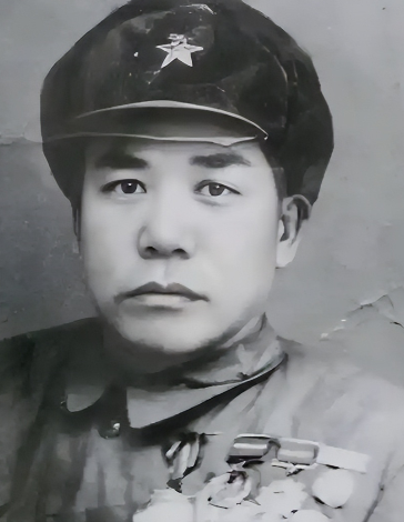 1955年，授衔大会上，毛主席指着名单问：那个凭一把大刀，砍杀27个鬼子的'军中