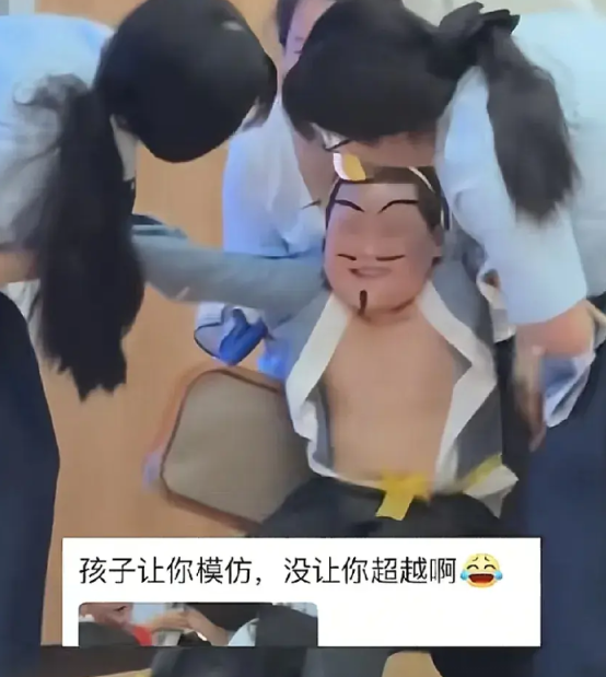 太可爱了！6月25日，安徽省某幼儿园的毕业典礼上，“太乙真人”临阵脱逃，说啥也不