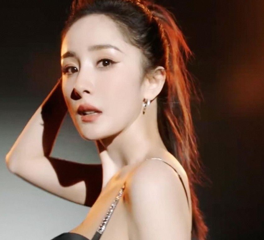 在娱乐圈，杨幂又一次强势霸榜热搜，而这次的缘由竟是粉丝们疯狂求图。若要论内娱最具